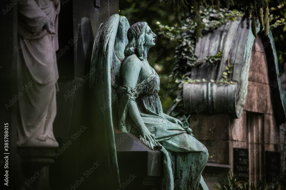 Fototapeta premium Engel, Grabmal auf einem Grab auf dem Melatenfriedhof, Köln