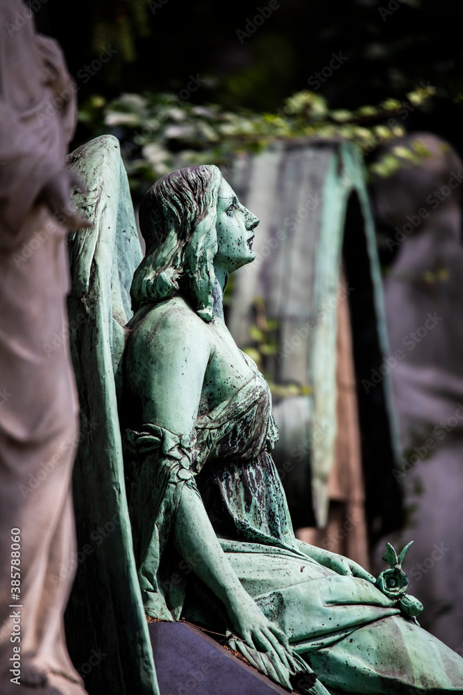 Engel, Grabmal auf einem Grab auf dem Melatenfriedhof, Köln Engel, Grabmal auf einem Grab auf dem Melatenfriedhof, Köln