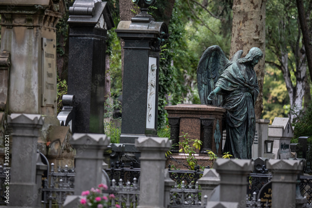 Gräber mit Friedhofsfiguren, Engel, , auf dem Melatenfriedhof, Köln