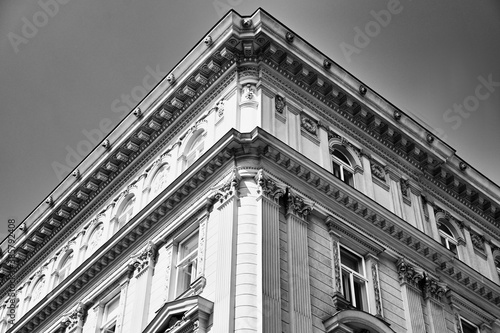 Fassade in Wien eines alten Gebäudes in schwarz weiß