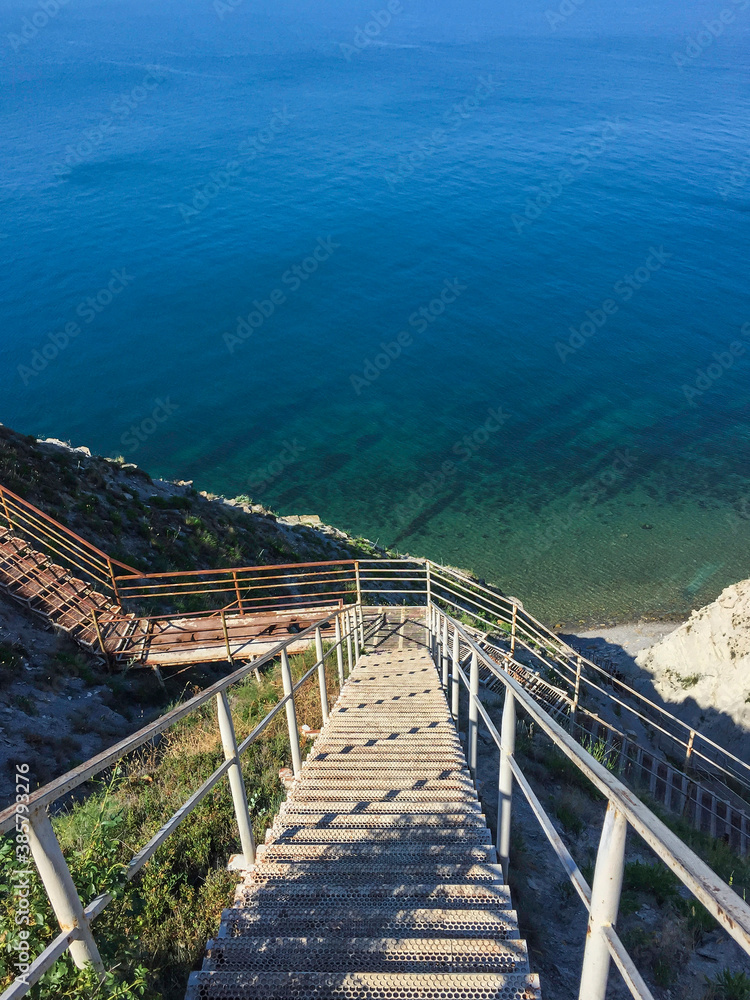 Obraz premium Stairs to the beach from the mountain