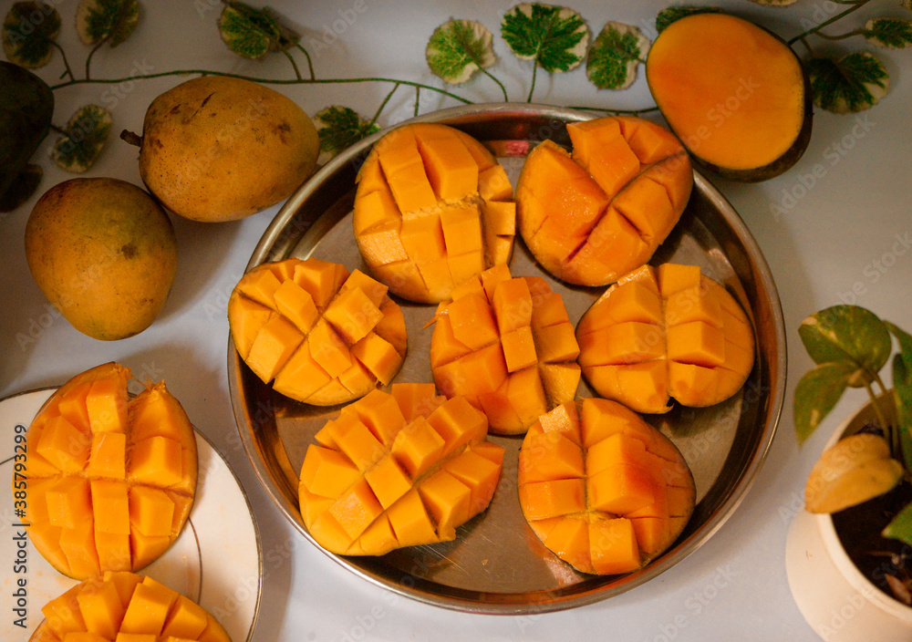 Sliced ripe mangoes 
