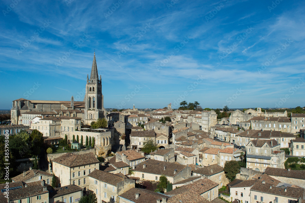 Vue sur les toits de Saint-Emilion, village médiéval de Gironde