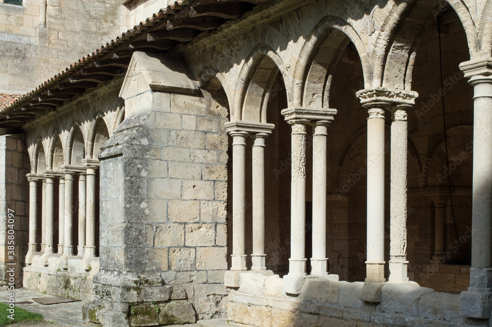 Cloître de l'église collégiale de Saint-Emilion, en Gironde