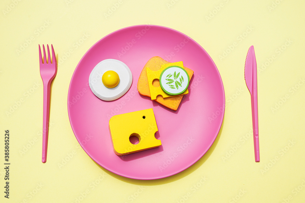 © gemma ferrando & jeremie roman/Westend61 - Three dimensional render of plastic plate with bread, cheese and fried egg © gemma ferrando & jeremie roman/Westend61 - Three dimensional render of plastic plate with bread, cheese and fried egg