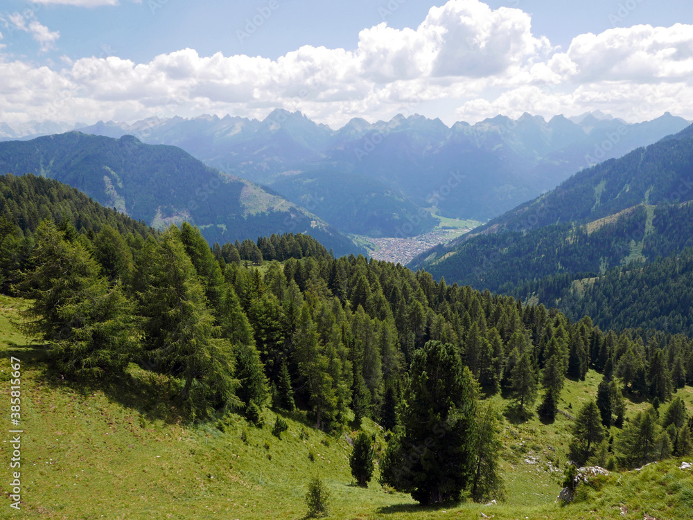 Fototapeta premium scenico panorama delle montagne dolomitiche tra rocce e verdi vallate