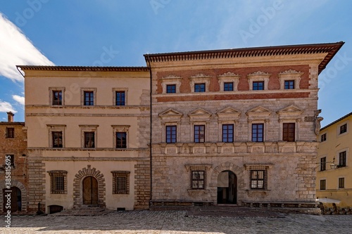 Photography Der Piazza Grande in der Altstadt von Montepulciano in der Toskana in Italien