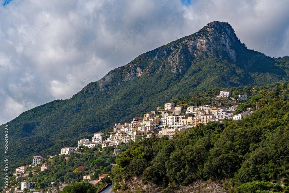 Dorf am Hang der Amalfiküste in Kampanien, Italien 
