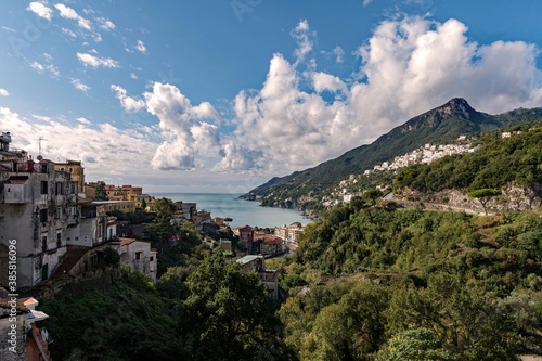 Die Amalfiküste bei Vietri Sul Mare in Kampanien, Italien  © Lapping Pictures