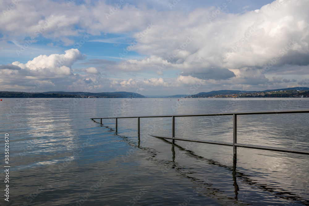Geländer, das ins Wasser führt am Bodensee