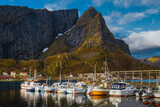 Reine, wioska rybacka na Lofotach w Norwegii