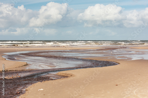 Bach mündet ins Meer