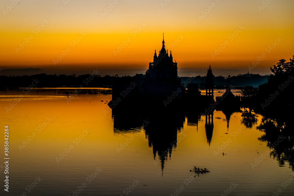Naklejka premium The Taungthaman lake near the U Bein bridge in Mandalay
