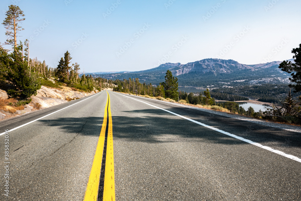 Naklejka premium Beautiful view of Silver Lake from Highway 88