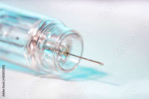 Spritze Thrombose - Thrombosespritze mit Nadel und Tropfen Medizin
