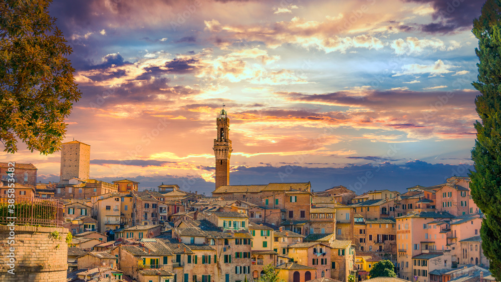 Φωτογραφία The outstanding view of Siena city from the hill where the basilica is located