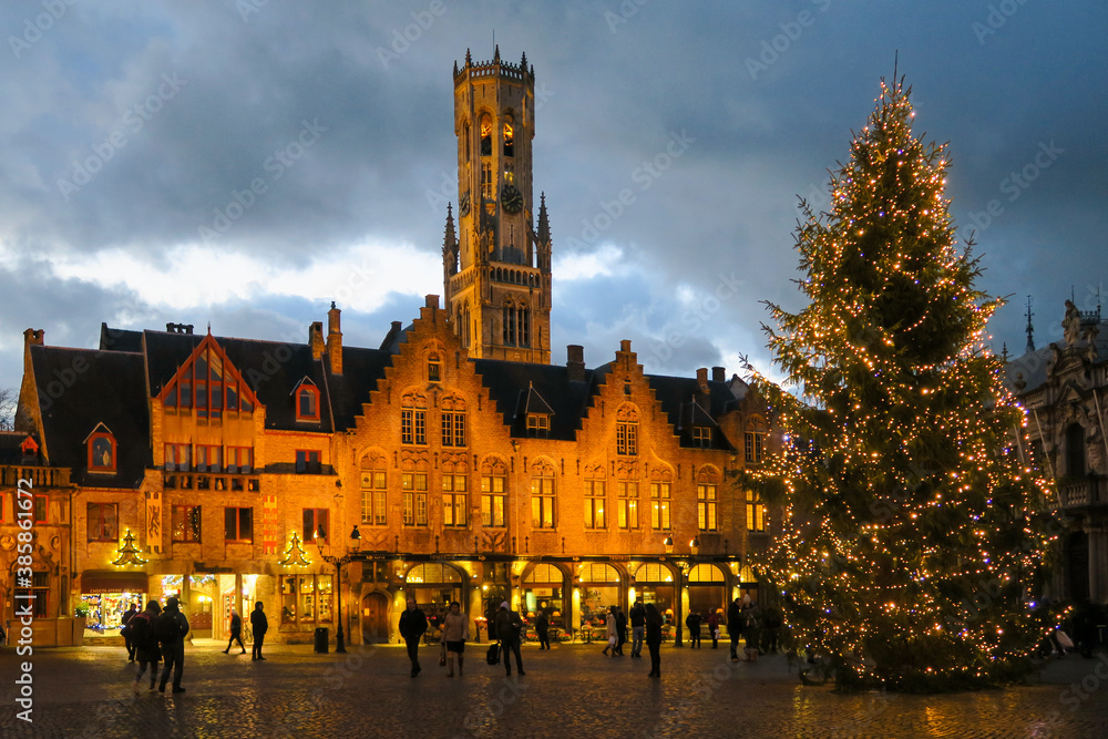 Naklejka premium Gothic burg place with city hall and basilica at christmas with decorations at night, in Bruges, Belgium