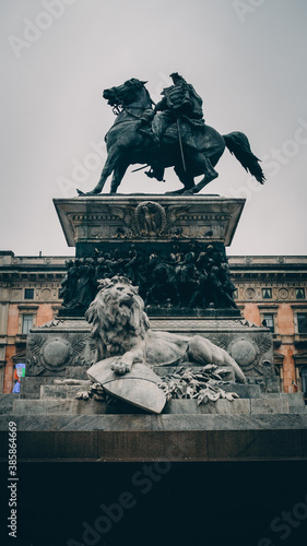 Statua cavallo e leone 3