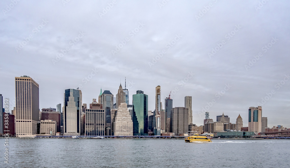Fototapeta premium new york city skyline on a cloudy day