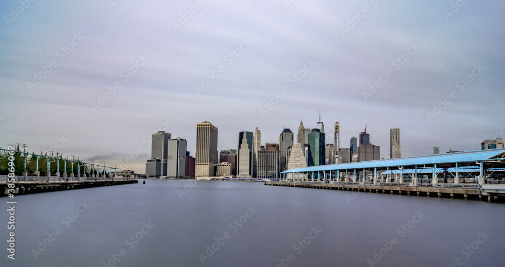 Naklejka premium new york city skyline on a cloudy day