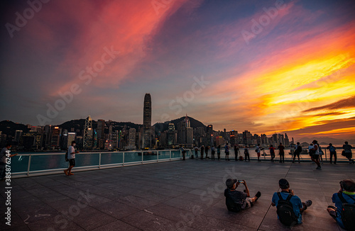 Tableau sur toile People taking photo in front of beautiful Victoria Harbor in Hong Kong
