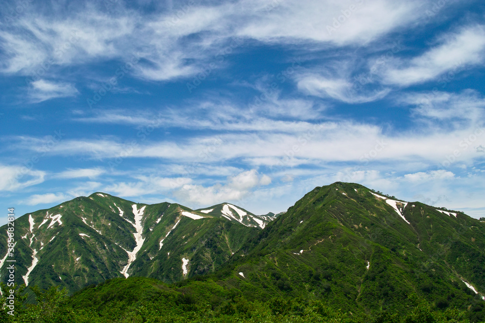残雪の朝日岳 残雪の朝日岳