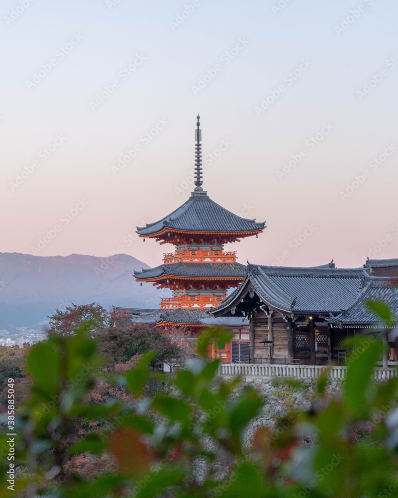 Obraz premium Three-storied pagoda of Kyoto kiyomizu temple of heaven