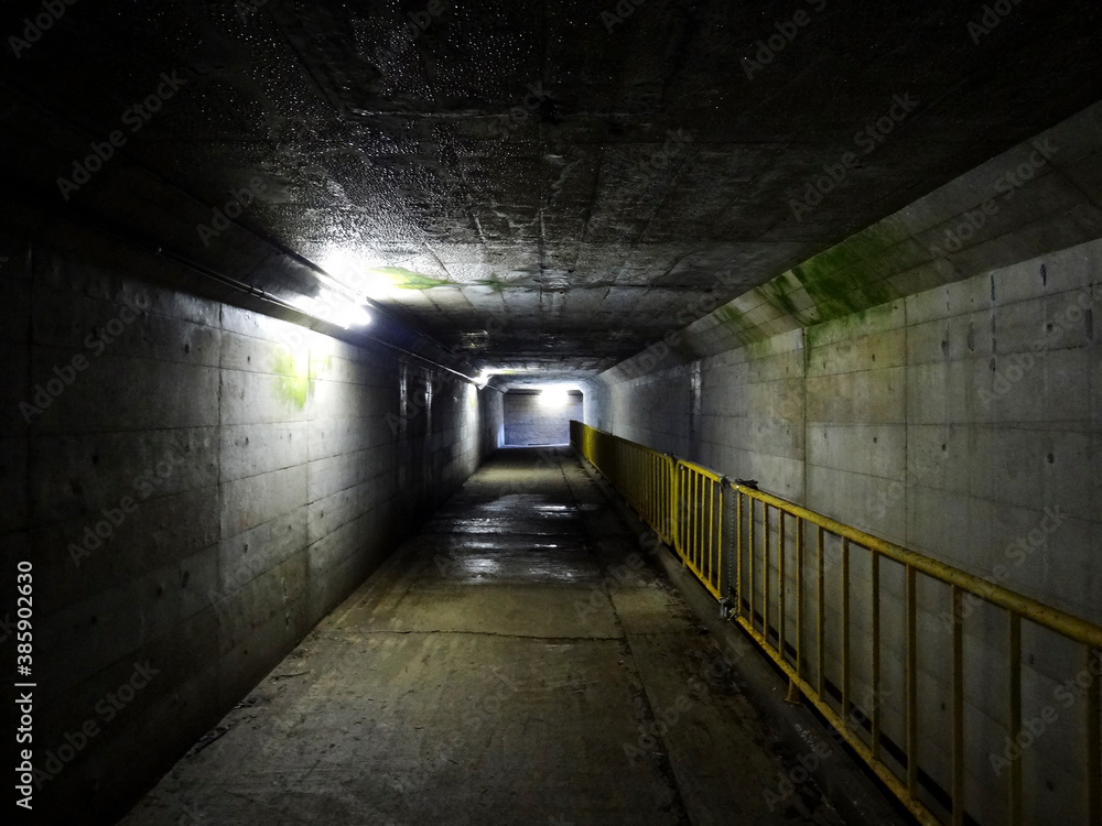 Fototapeta Betonowe podziemne przejścia i oświetlenie