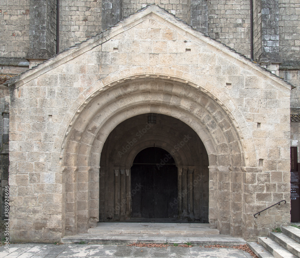 Porte d'entrée de l'église de Caunes-Minervois, France Porte d'entrée de l'église de Caunes-Minervois, France