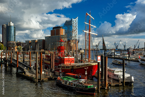 Konstfotografi Hamburg, Deutschland, Hafen, Elbpromenade mit Elbphilharmonie und Columbus Haus