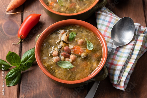 Deliziosa zuppa contadina di ortaggi biologici
