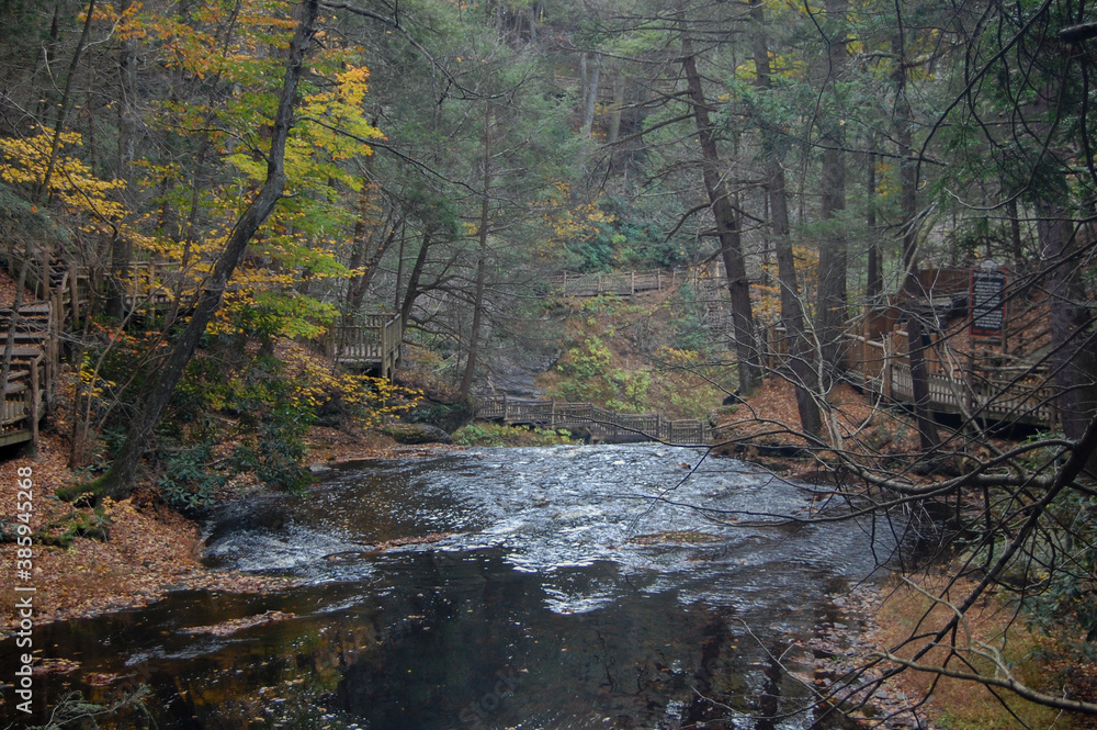 Un paseo por un parque de Pensilvania, Bushkills Falls, rodeado de cascadas y espectaculares gamas de colores teñidas por el otoño.