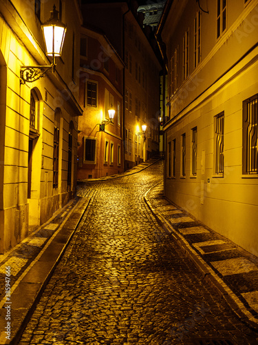 Canvas Print Old cobblestoned night street in Prague historic old town