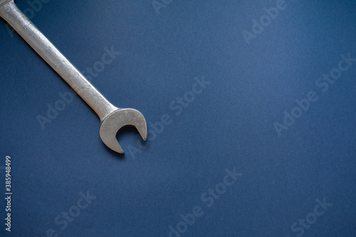 A wrench appears on the top left corner over a blue background © Bruno