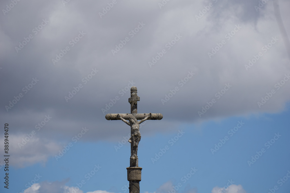 Nuages et christ sur la croix .
