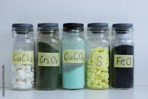 Εκτύπωση καμβά Various inorganic substances in glass jars: white large crystals of calcium chloride, green chromium oxide, blue copper carbonate, yellow sulfur crystals, black iron oxide powder