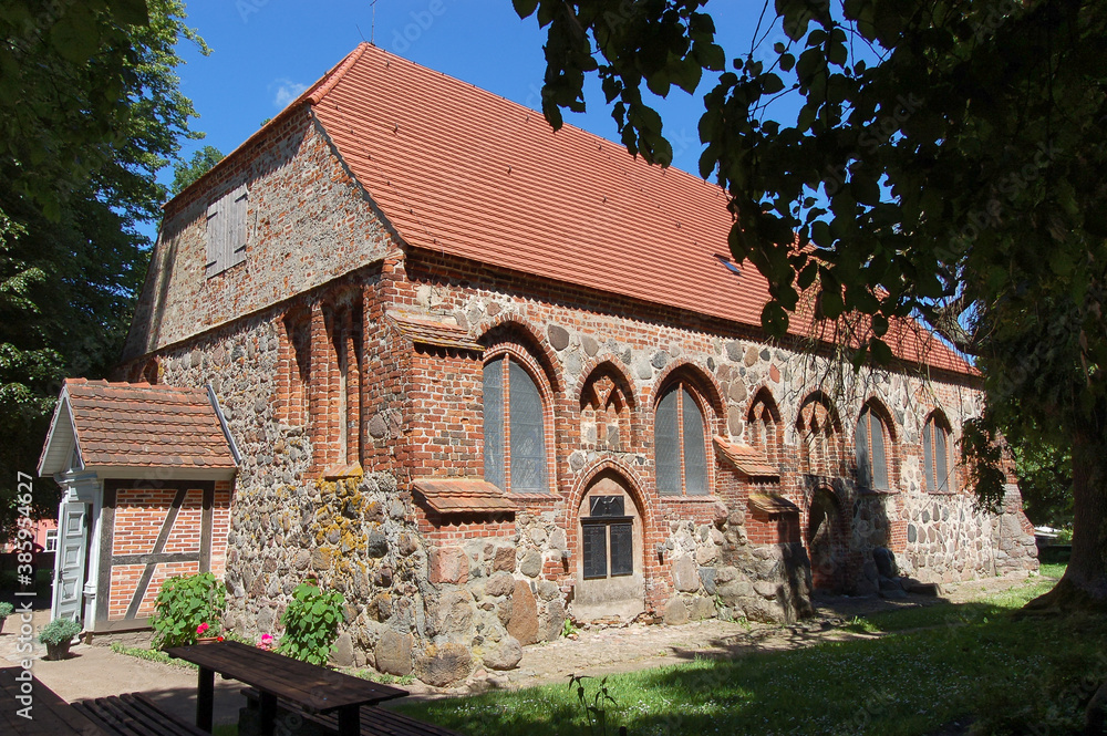 Backstein - St. Johannes-Kirche, Liepe, Lieper Winkel, Ostsee-Insel Usedom.
Das Kirchengebäude aus Feld- und Backsteinen wurde im 15. Jahrhundert errichtet.