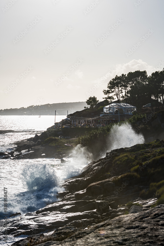 Obraz premium Strong sea crashing against the rocks of the Grove coastline in Galicia, Spain.