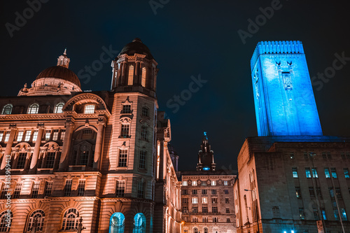 Obraz na plátně The famous three graces of Liverpool from an alternative angle