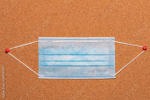 Foto Medical mask pinned on a corkwood notice board