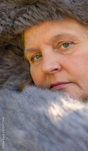 Model Fotoshooting in einer Kaninchenfelljacke 