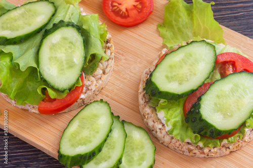 Cuadro en lienzo Round grain bread with fresh vegetables