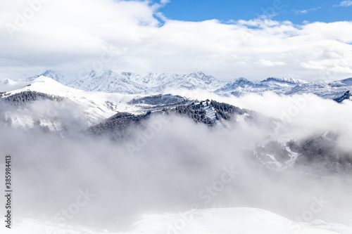 Balcon sur le mont-Blanc : panorama sur le massif du Mont-Blanc, la chaîne des Aravis et la Val d'Arly, au sommet du Chard du Beurre, en Savoie