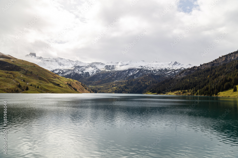 Le barrage de Roselend, à Beaufort, en Savoie, sous les premières neiges