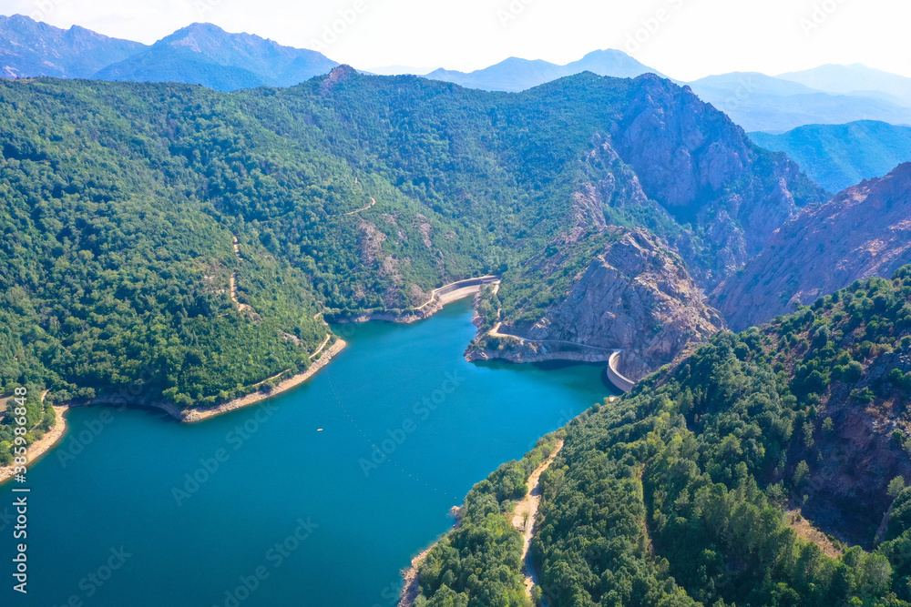 Luftaufnahme vom See Tolla und des gleichnamigen Dorfes. Der Lac de Tolla ist ein Stausee auf der Mittelmeerinsel Korsika. Er befindet sich im Süden der Insel, östlich der Hauptstadt Ajaccio Luftaufnahme vom See Tolla und des gleichnamigen Dorfes. Der Lac de Tolla ist ein Stausee auf der Mittelmeerinsel Korsika. Er befindet sich im Süden der Insel, östlich der Hauptstadt Ajaccio