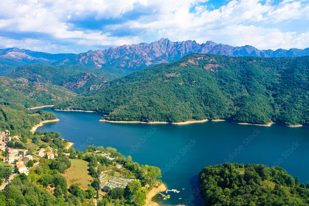 Fototapeta Luftaufnahme vom See Tolla und des gleichnamigen Dorfes. Der Lac de Tolla ist ein Stausee auf der Mittelmeerinsel Korsika. Er befindet sich im Süden der Insel, östlich der Hauptstadt Ajaccio