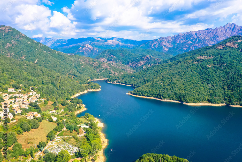 Luftaufnahme vom See Tolla und des gleichnamigen Dorfes. Der Lac de Tolla ist ein Stausee auf der Mittelmeerinsel Korsika. Er befindet sich im Süden der Insel, östlich der Hauptstadt Ajaccio