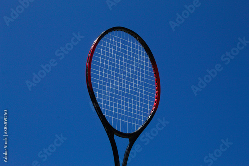 Raquete de tênis com fundo do céu azul © Jos