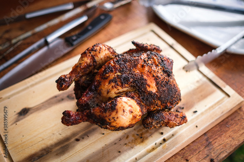 Gegrilltes Hühnchen am Holzbrett photo