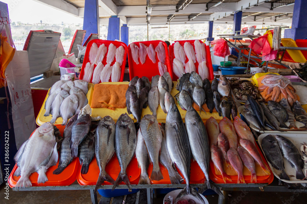Escena típica de un puesto de venta de pescado dentro de un mercado